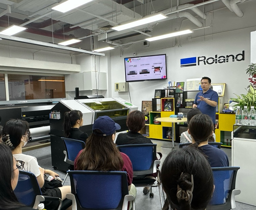 带领学生参观RolandDG工作室学习之旅